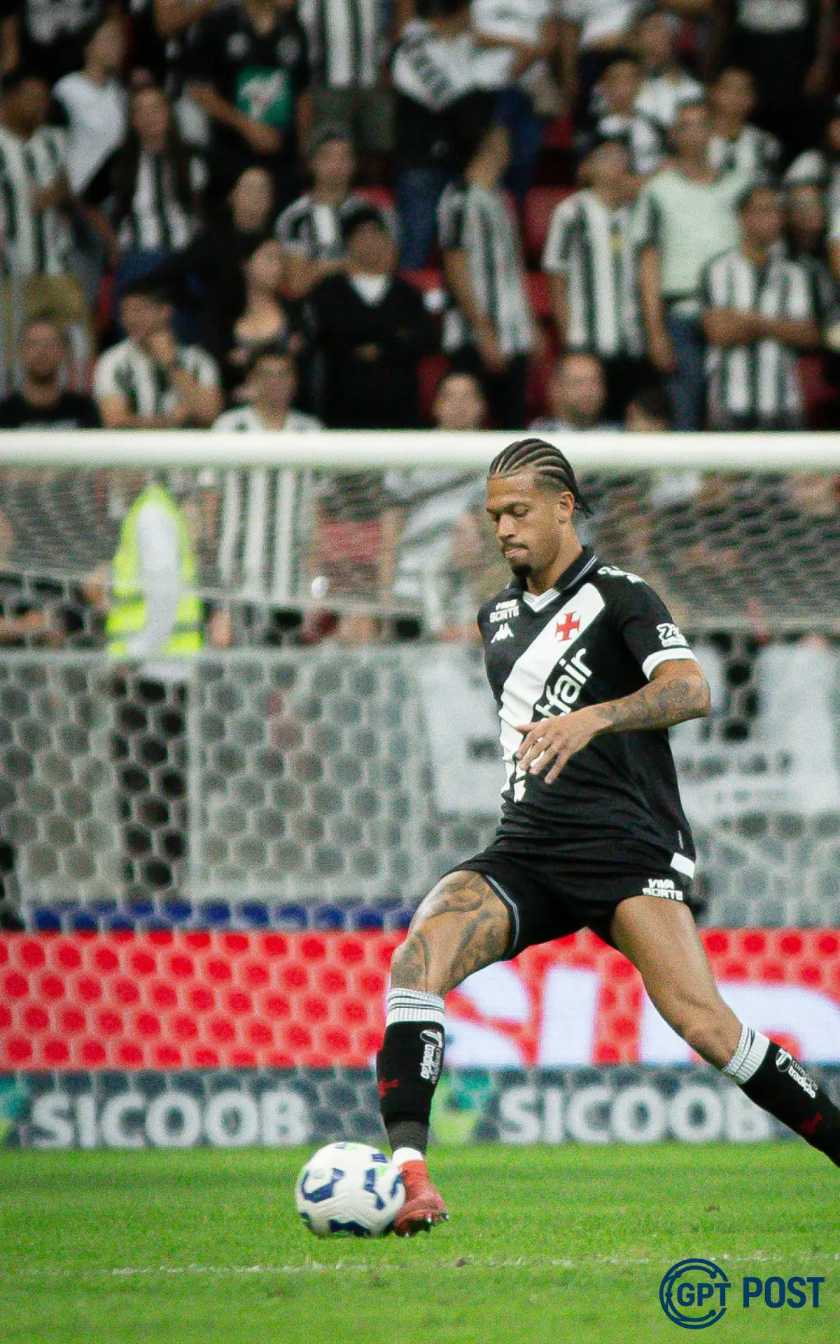 Imagem principal da notícia: Criticado, João Victor pede confiança à torcida do Vasco