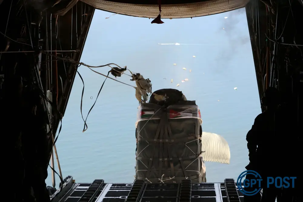 Imagem de França realiza primeiro lançamento aéreo de ajuda humanitária para Gaza