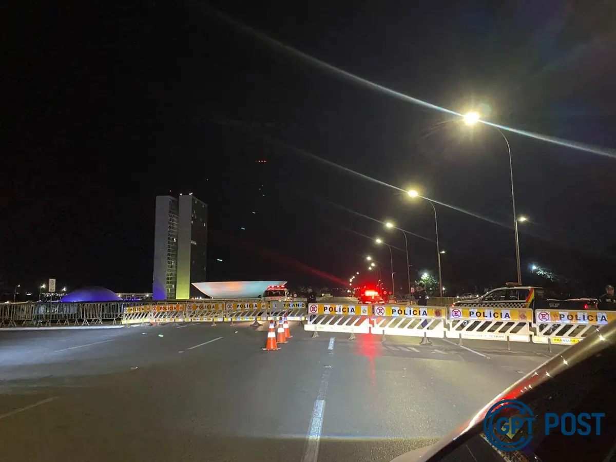 Imagem principal da notícia: Brasília fecha a Praça dos Três Poderes em meio à tensão política