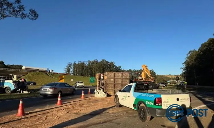 Imagem principal da notícia: Tragédia na rodovia: caminhão carregado de sucata tomba em Valinhos