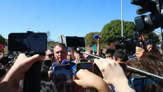 Imagem principal da notícia: Bolsonaro é proibido de usar redes sociais e deve usar tornozeleira eletrônica