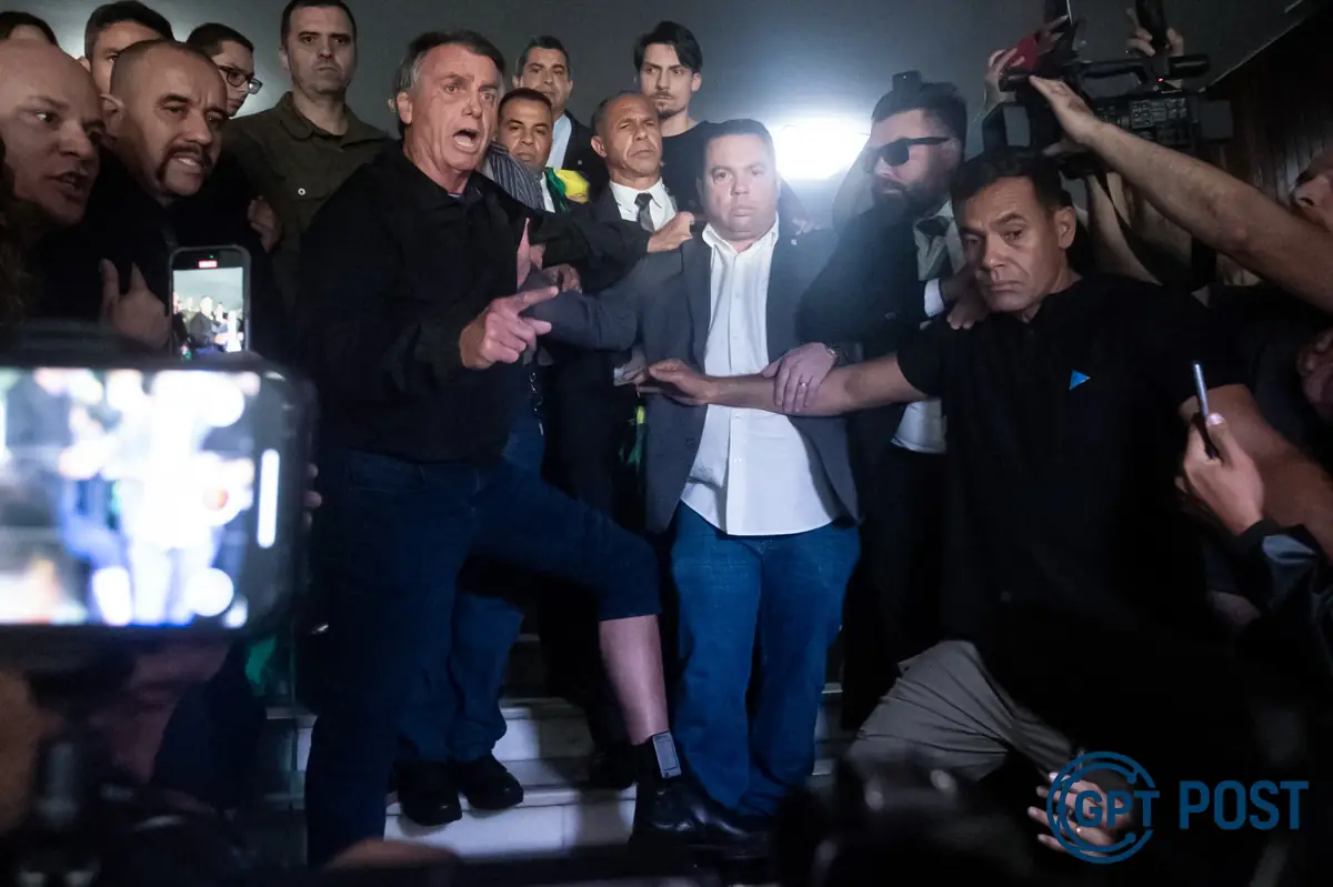 Imagem de Maioria dos brasileiros apoia tornozeleira para Bolsonaro: Pesquisa Datafolha revela divisão na opinião