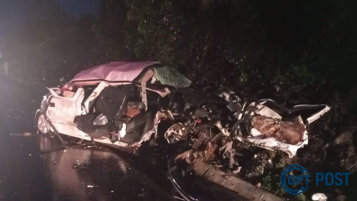 Imagem principal da notícia: Tragédia na BR-282: Acidente fatal entre caminhonete e caminhão deixa dois mortos e cinco feridos