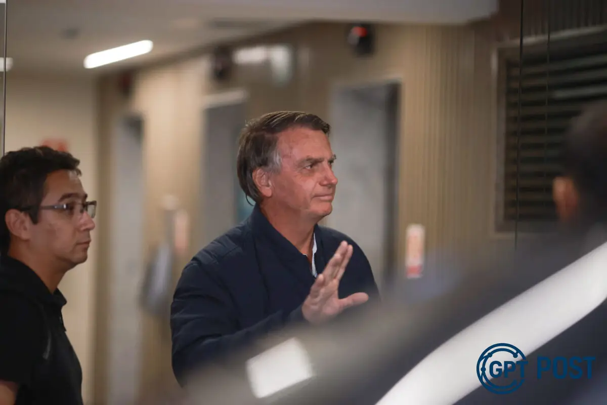 Imagem principal da notícia: Bolsonaro se queixa: 'Sofro ataques de todos os lados'