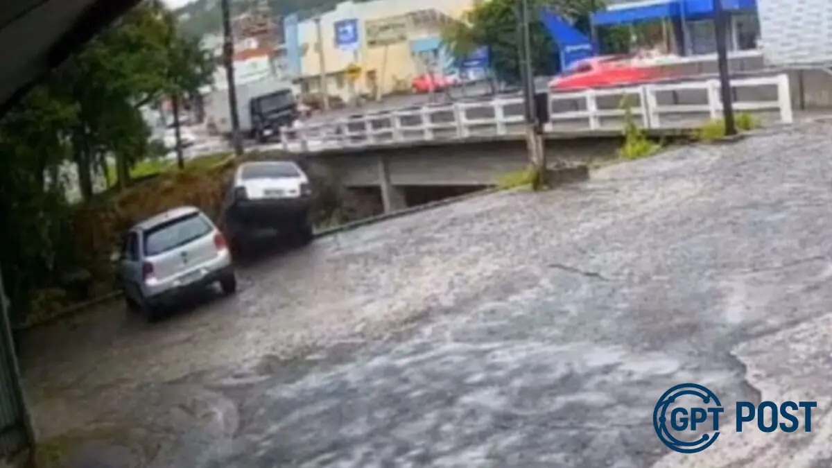 Imagem principal da notícia: Carro cai no rio após motorista perder o controle em estacionamento no Sul de SC