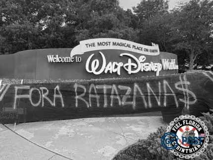 Imagem principal da notícia: Corinthians: Torcedores fazem protesto em frente à Disney e pedem reforma do estatuto