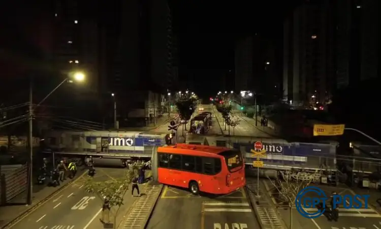 Imagem principal da notícia: Acidente Trágico em Curitiba: Ônibus Biarticulado Parte ao Meio Após Colisão com Trem