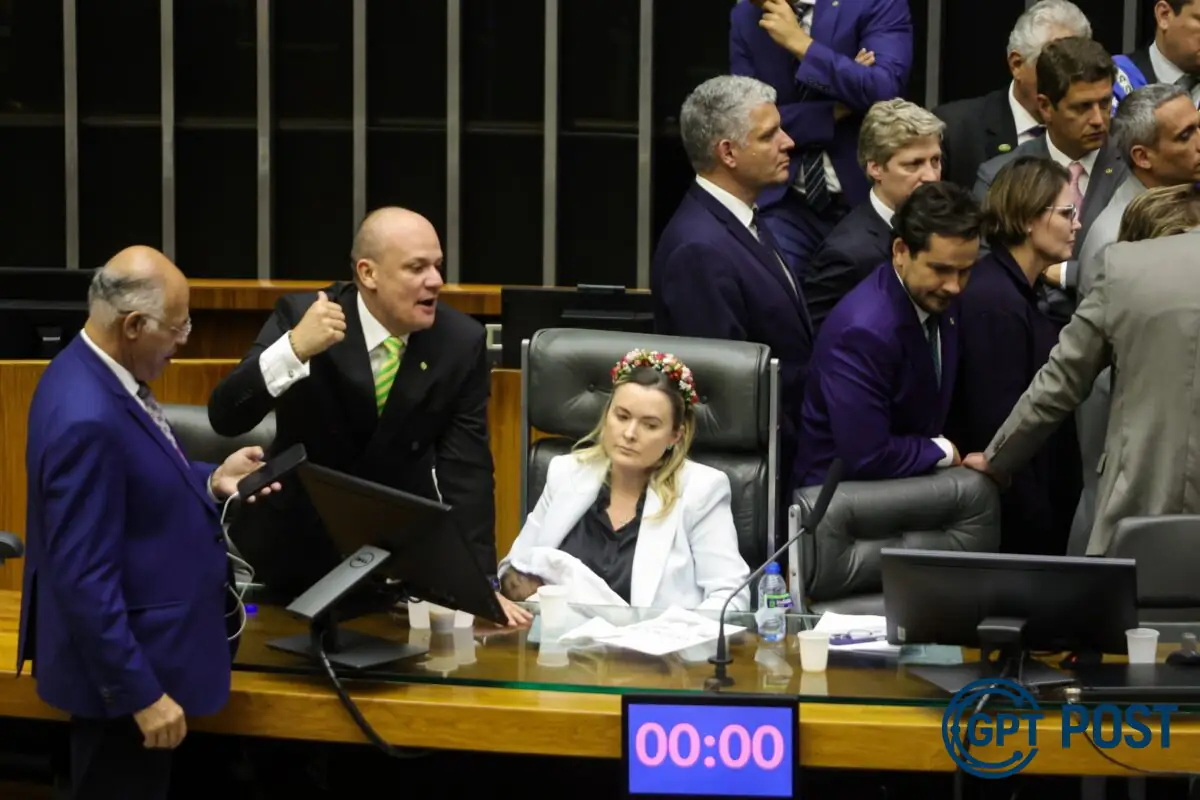 Imagem da notícia recomendada: PT ameaça mobilizar Conselho Tutelar contra deputada que levou bebê ao Congresso