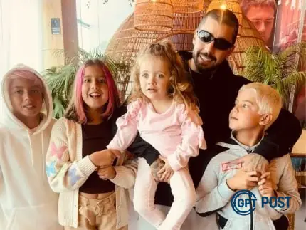 Imagem principal da notícia: Pedro Scooby celebra família em Bahia com fotos 'antes e depois' dos filhos