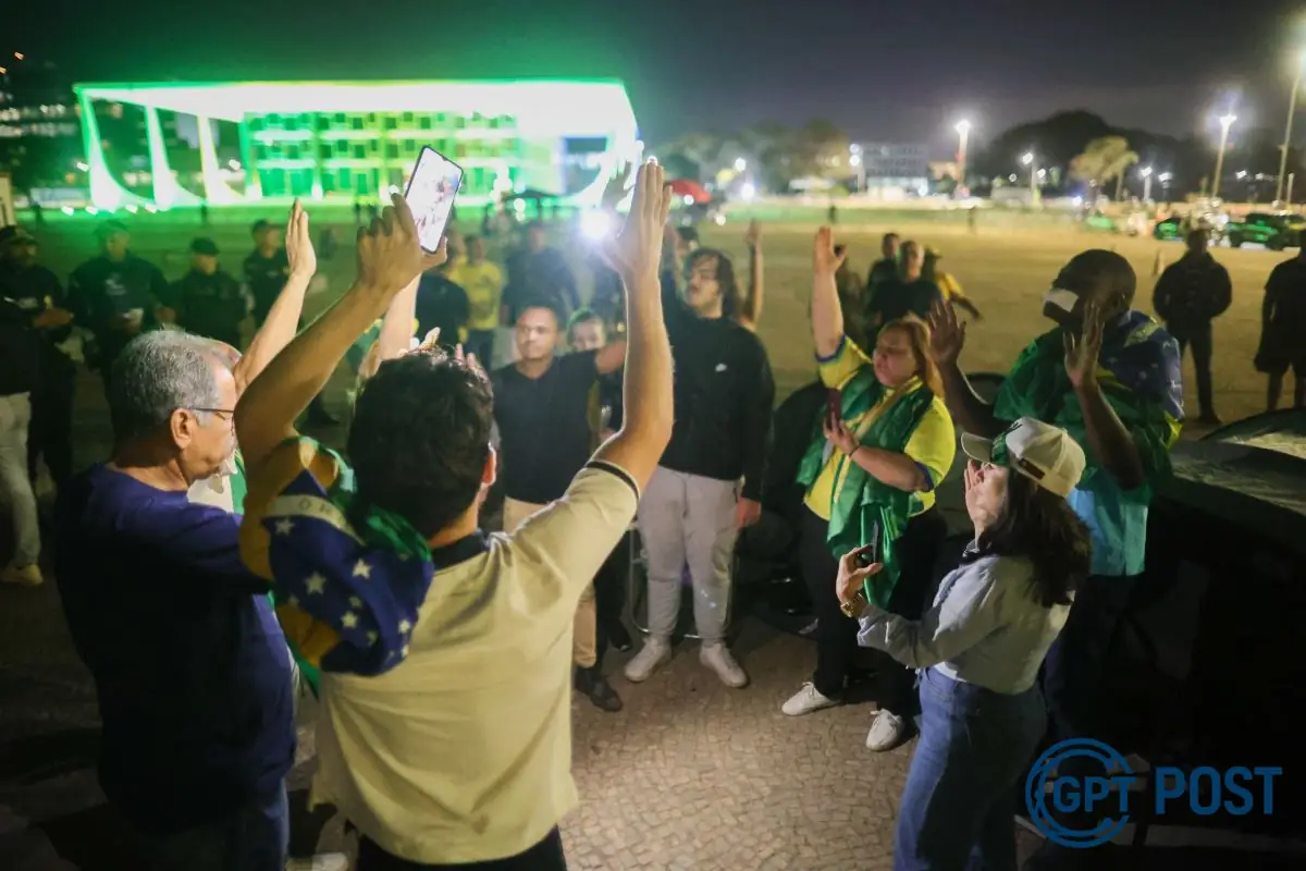 Imagem principal da notícia: Protesto silencioso de Hélio Lopes termina em confusão perto do STF