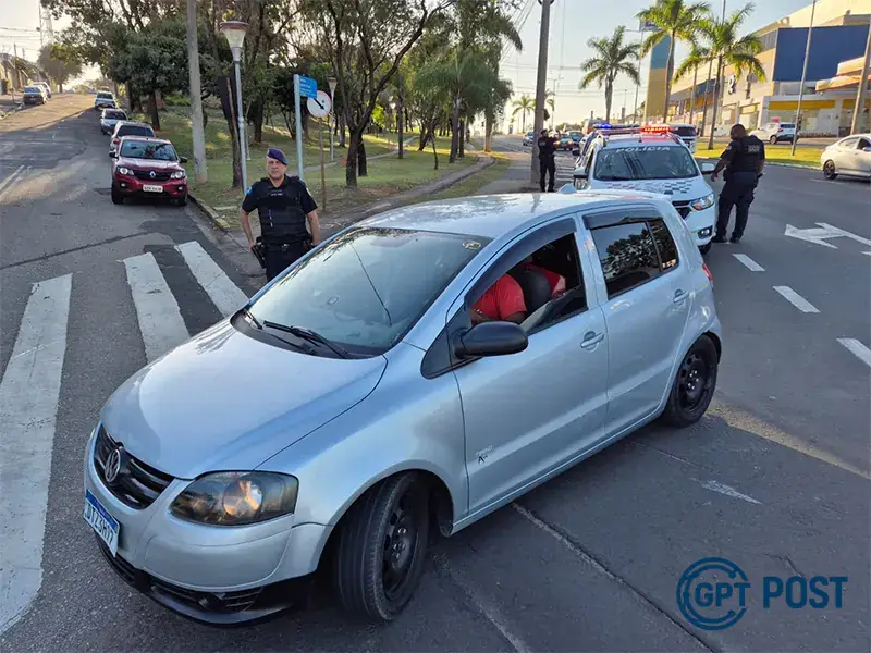 Imagem principal da notícia: GCMs localizam carro roubado com placas clonadas em Tapira
