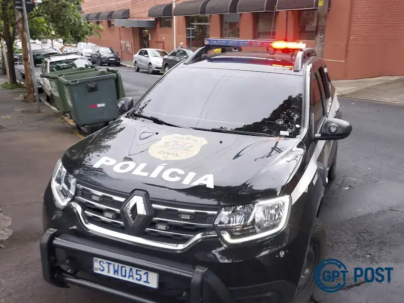 Imagem principal da notícia: Homem é preso em frente à DDM após intimidar mulher que registrava BO e quebrar seu carro