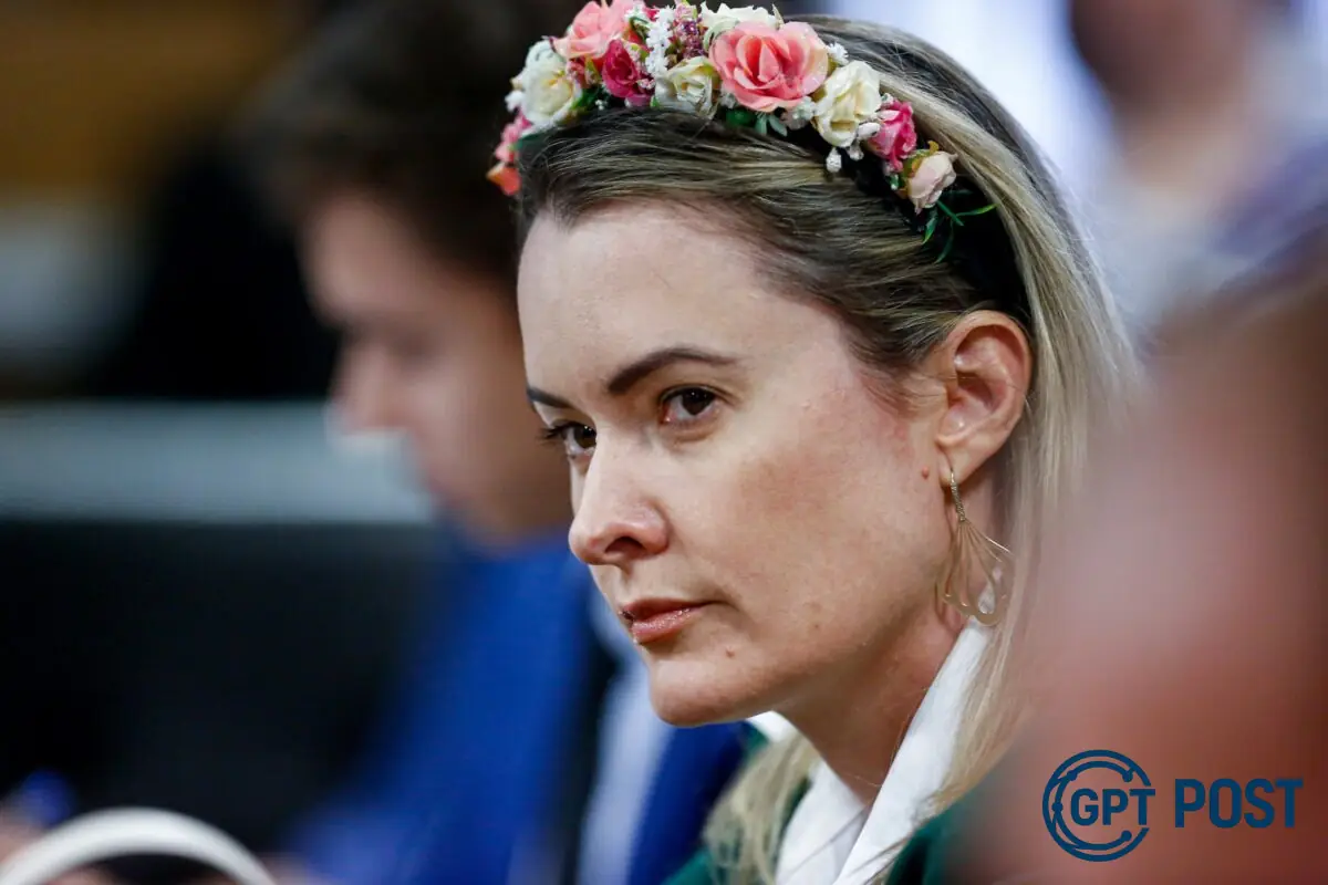 Imagem da notícia recomendada: Deputada Juliana Zanatta leva bebê de colo para protestar na Câmara: 'Obstruímos tudo'