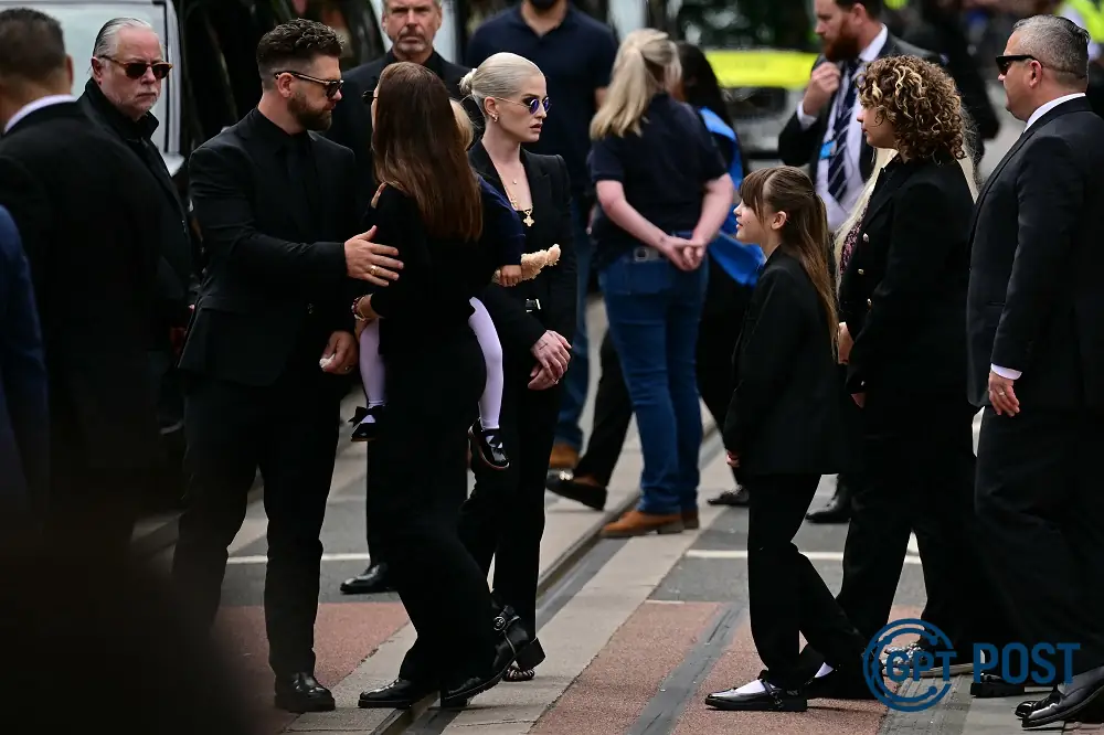 Imagem da notícia recomendada: Kelly Osbourne Agradece Apoio dos Fãs após Morte de Ozzy: 'Não Ficarei Bem por um Tempo'