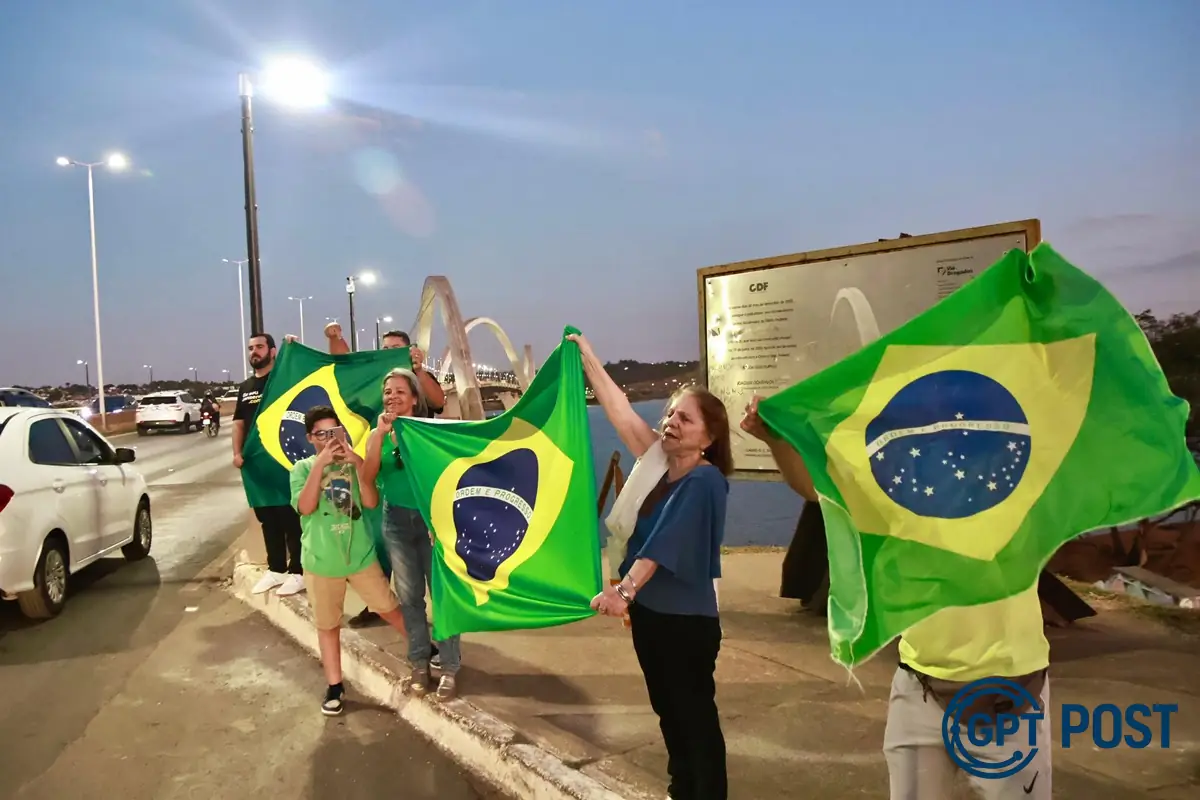 Imagem principal da notícia: Após operação da PF, Bolsonaro enfrenta nova onda de protestos
