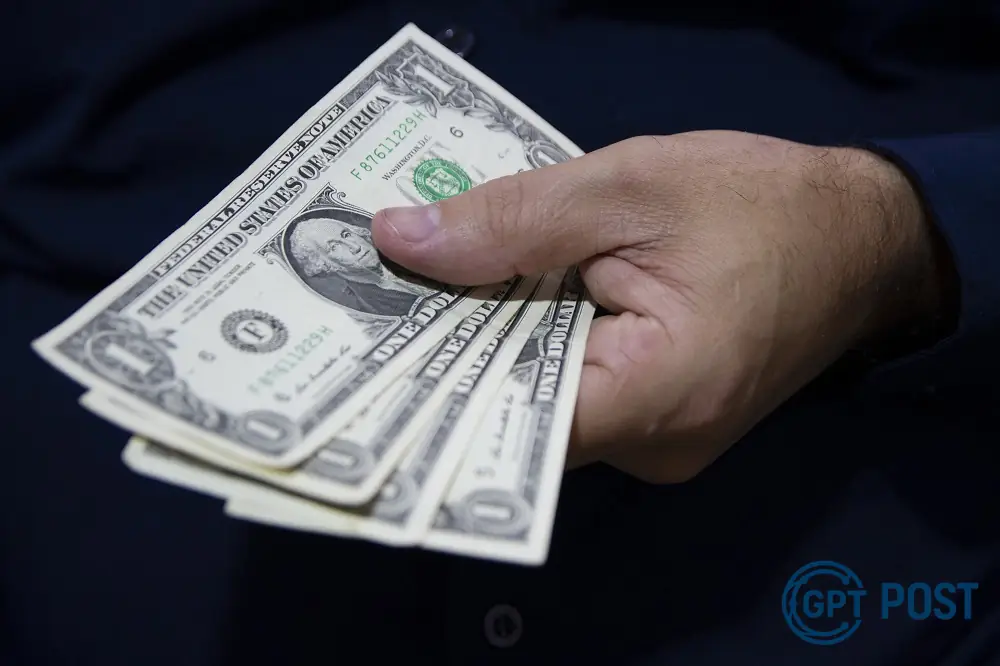 Imagem principal da notícia: Dólar cai levemente e mercado brasileiro enfrenta volatilidade