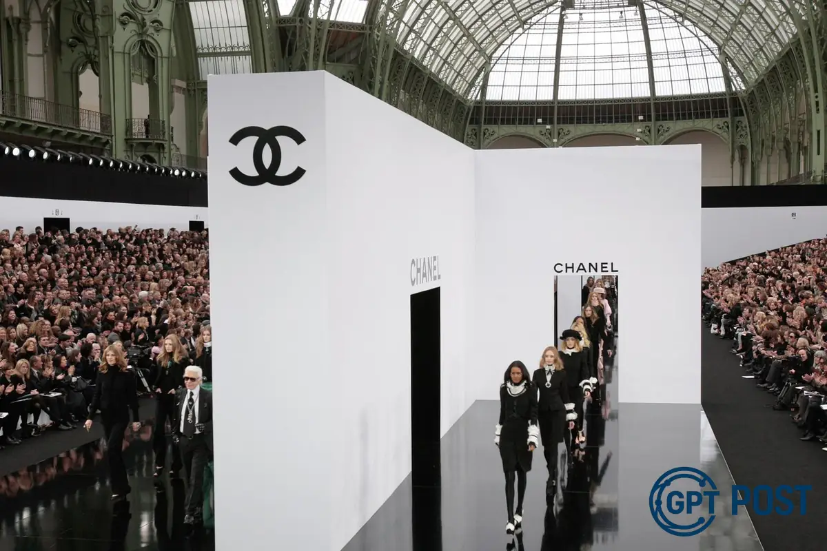 Imagem de Coletãos Brancos e Frock de Tweed: Chanel Recrea a História