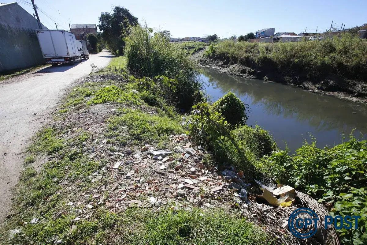 Imagem da notícia recomendada: Sem caçamba, moradores jogam lixo no Rio Belém: Uma história de desapego e descaso
