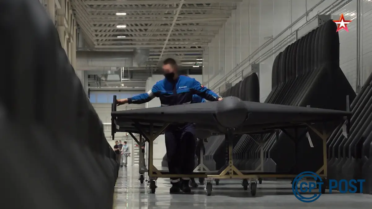 Imagem principal da notícia: Jovens na fábrica de drones kamikaze: A guerra que silenciosamente molda o futuro