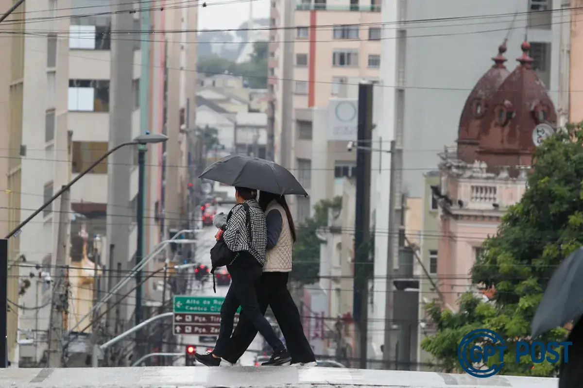 Imagem principal da notícia: Chuvas intensas se aproximam de Curitiba e região