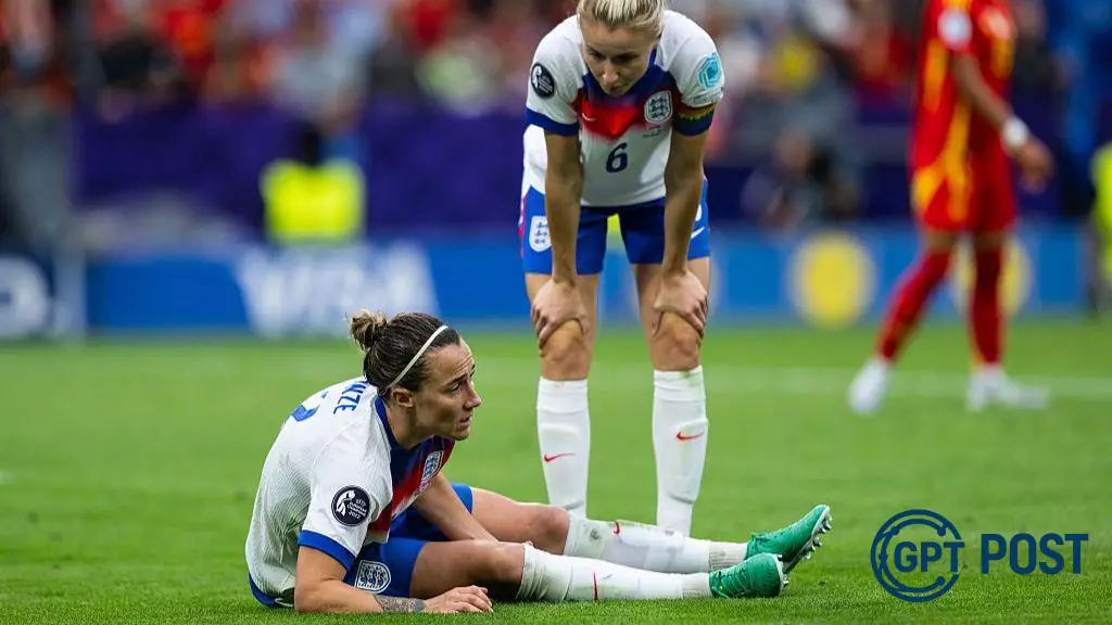 Imagem principal da notícia: Defensora da Inglaterra Revela Que Joga com Fratura na Tíbia e Faz História