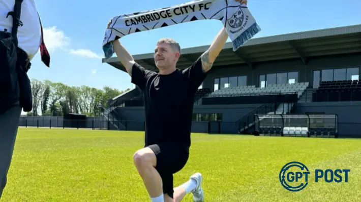 Imagem principal da notícia: Jamie Cureton: A Jornada Incrível de 32 Anos em Campo