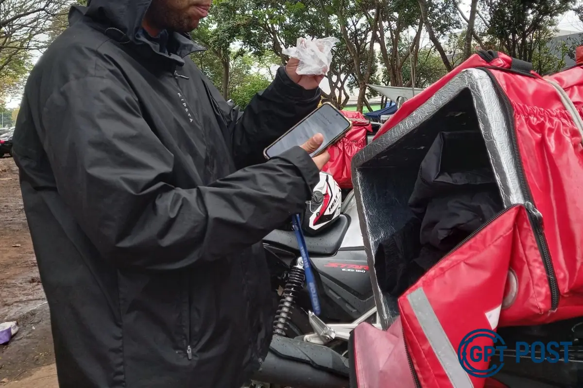 Imagem de A luta pela sobrevivência: como um entregador do iFood usa a conta do irmão para fazer delivery em moto sem CNH
