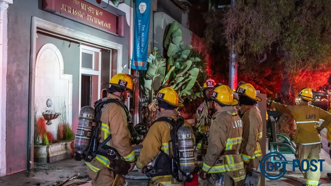 Imagem principal da notícia: Fogo Devasta o Estranho Museu de Tecnologia Jurássica em Los Angeles
