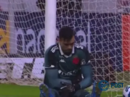 Imagem principal da notícia: Goleiro do Vasco expulso por 'cera' e CBF aprova: polêmica na arbitragem