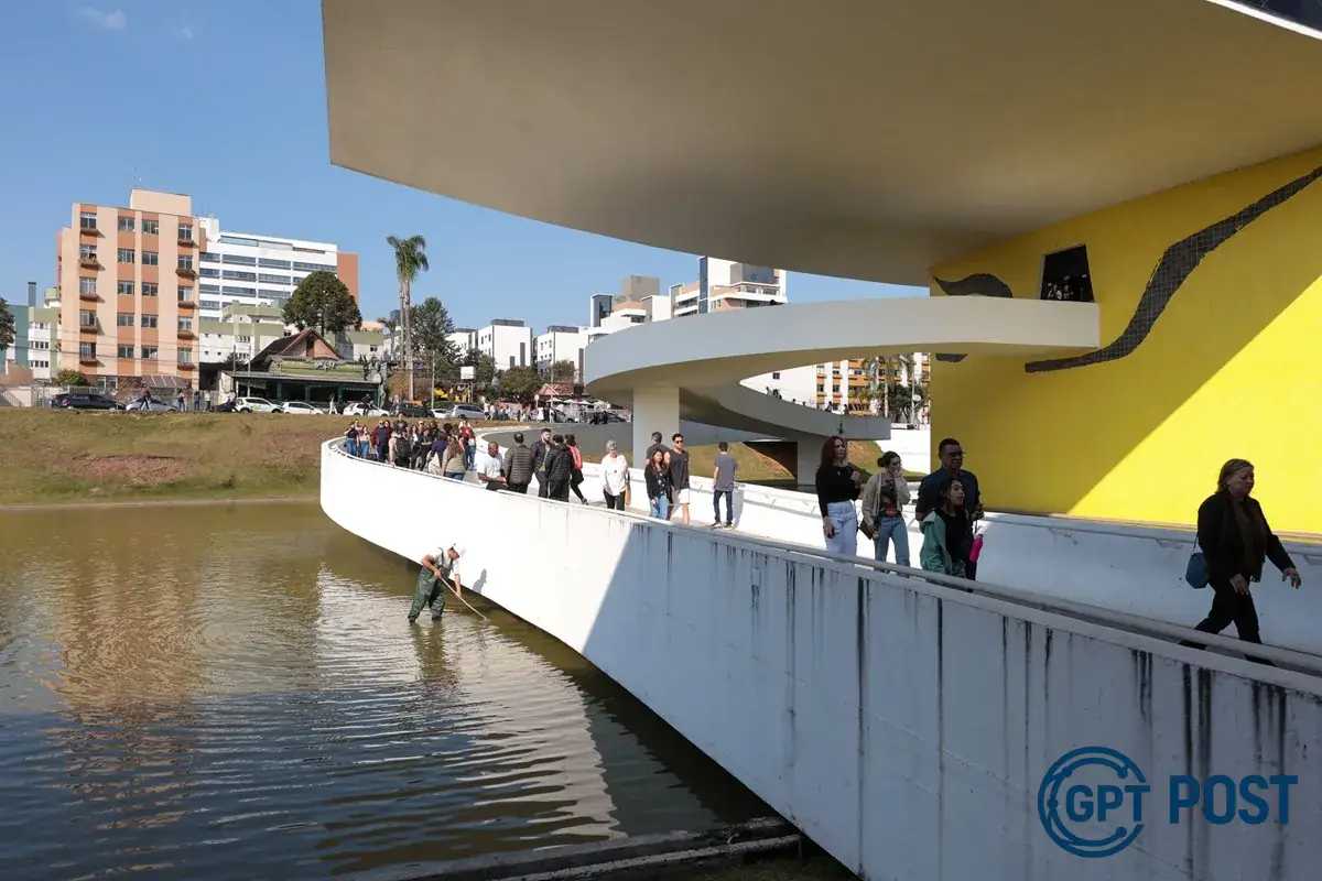 Imagem principal da notícia: MON de Curitiba atrai público com horário estendido e entrada gratuita