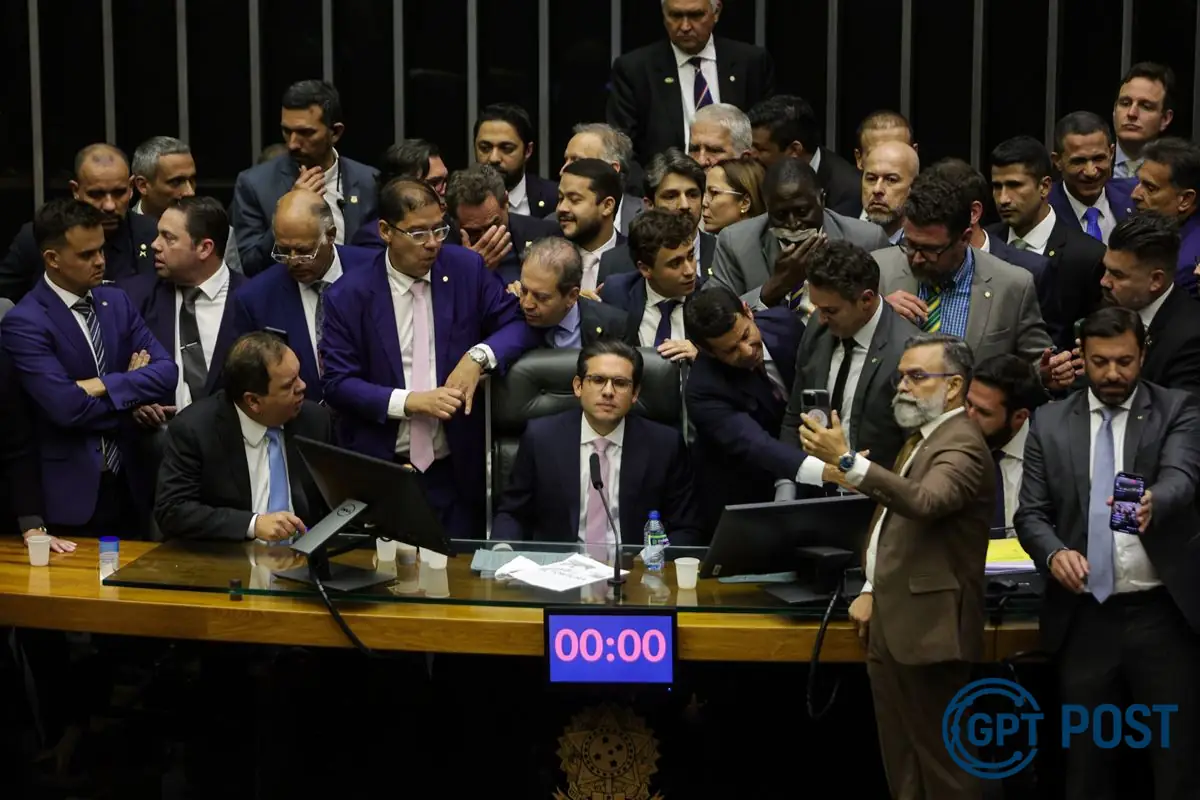 Imagem da notícia recomendada: Câmara dos Deputados vive momento de caos: Presidente Hugo Motta enfrenta pressão bolsonarista