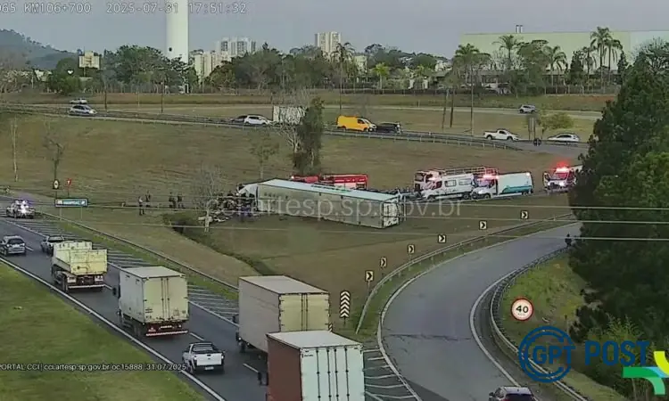 Imagem principal da notícia: Tragédia na rodovia: carreta tomba e deixa motorista gravemente ferido em Itatiba