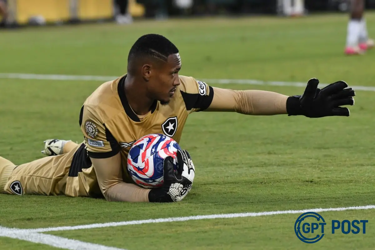 Imagem principal da notícia: Goleiro do Botafogo é alvo de proposta milionária do West Ham
