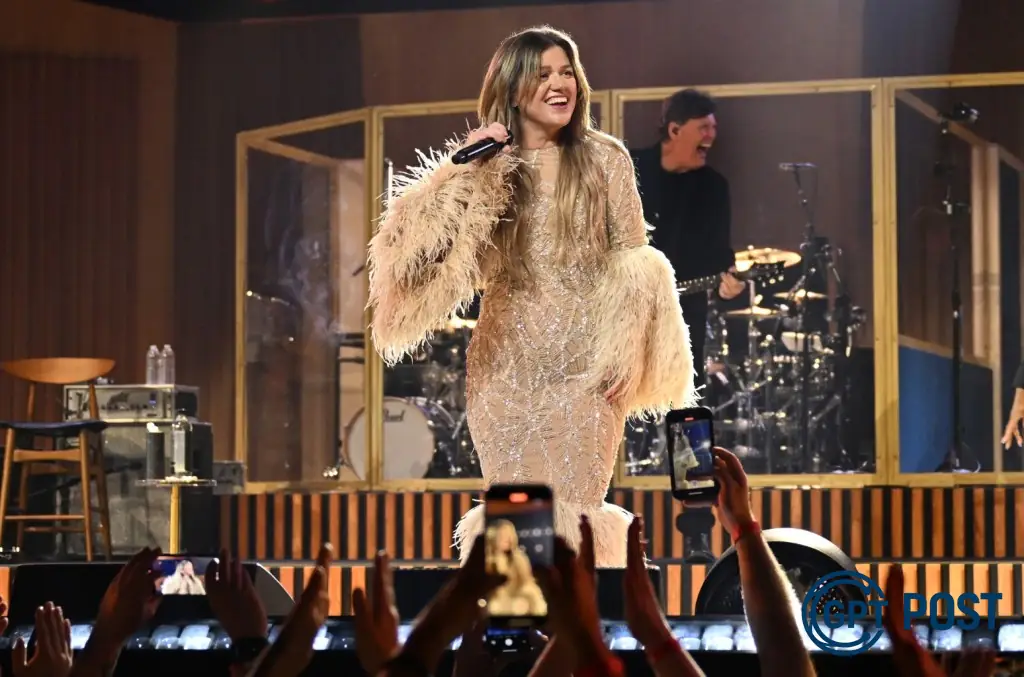Imagem da notícia recomendada: Kelly Clarkson Posterga Sua Residência em Las Vegas devido a Problemas de Saúde na Família