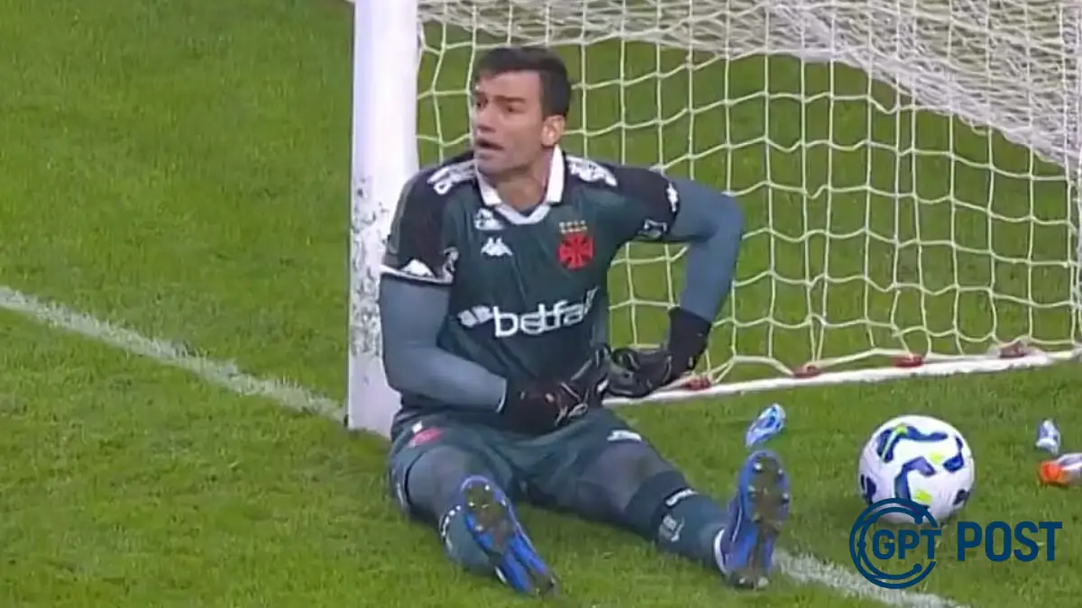 Imagem principal da notícia: Goleiro do Vasco é expulso por 'fazer cera' em clássico contra o Inter