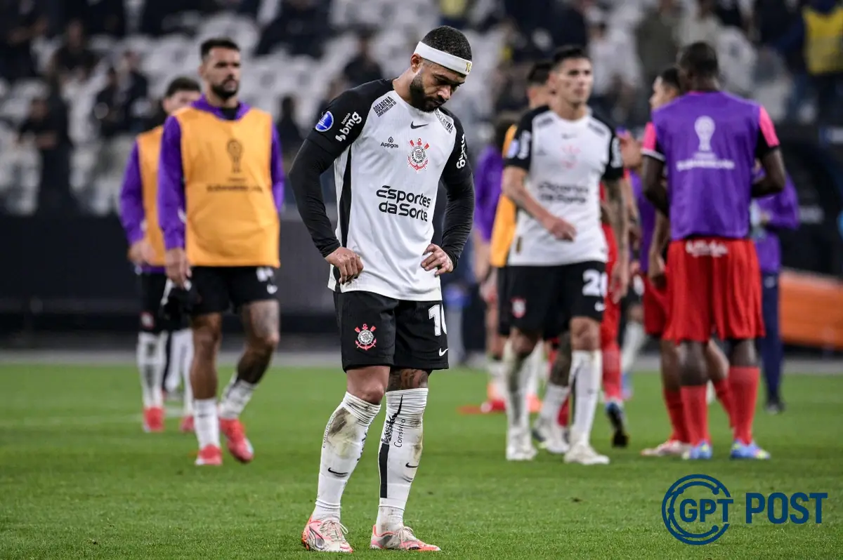 Imagem principal da notícia: Protestos e pichações na sede do Corinthians: torcedores expressam decepção com Memphis Depay