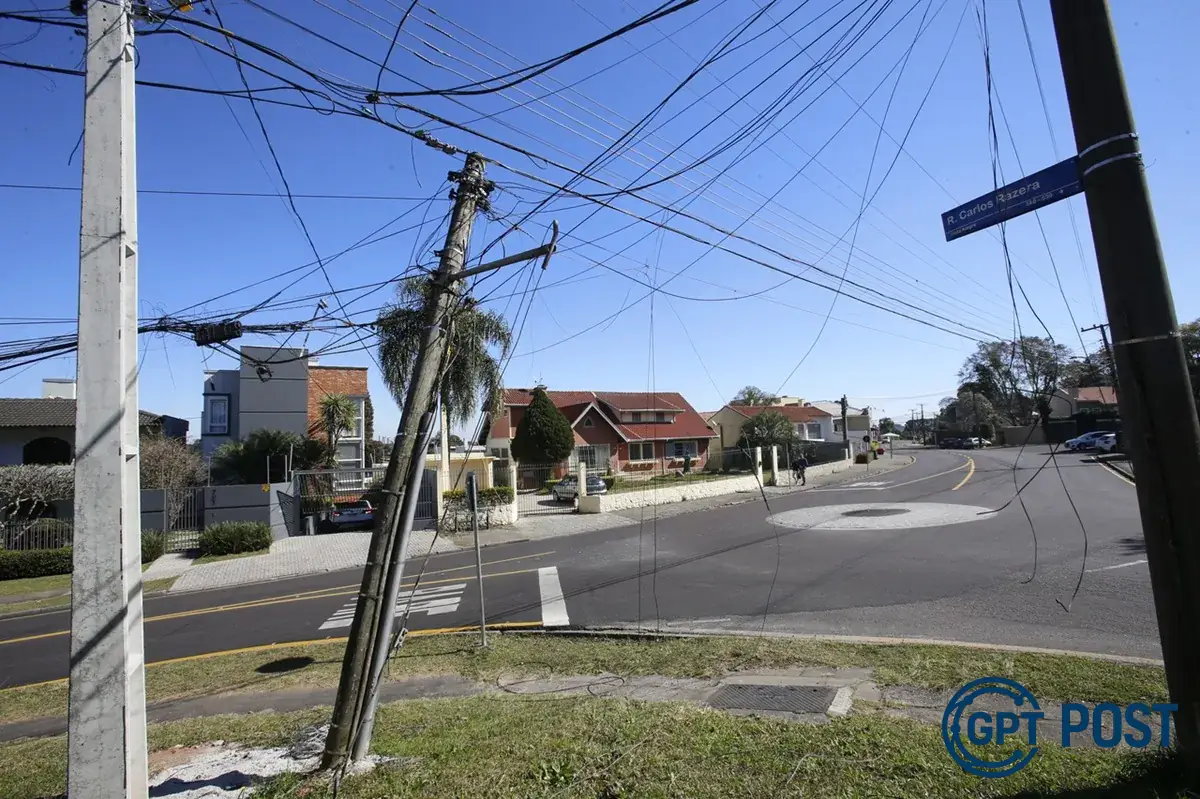 Imagem principal da notícia: Poste antigo e fios soltos: um perigo na esquina de Curitiba