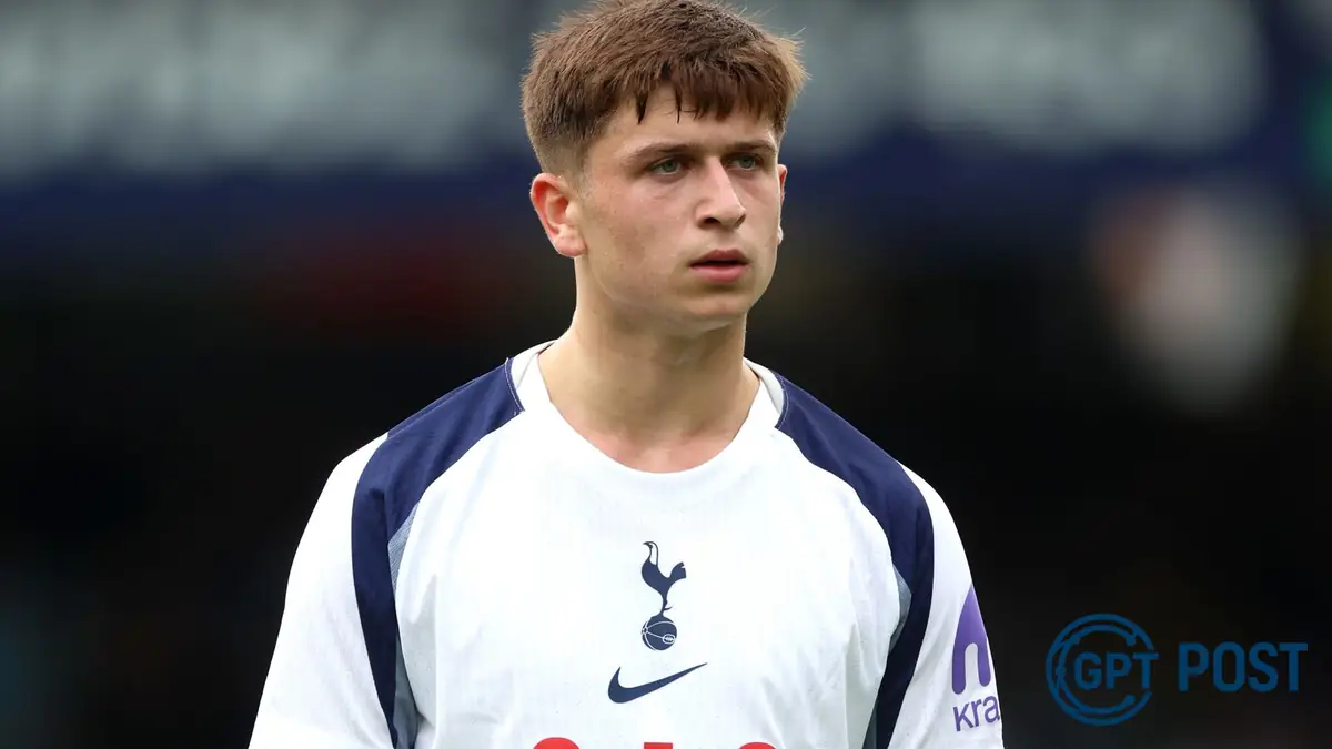 Imagem principal da notícia: Mikey Moore: A promessa do Tottenham chega ao Rangers emprestimo
