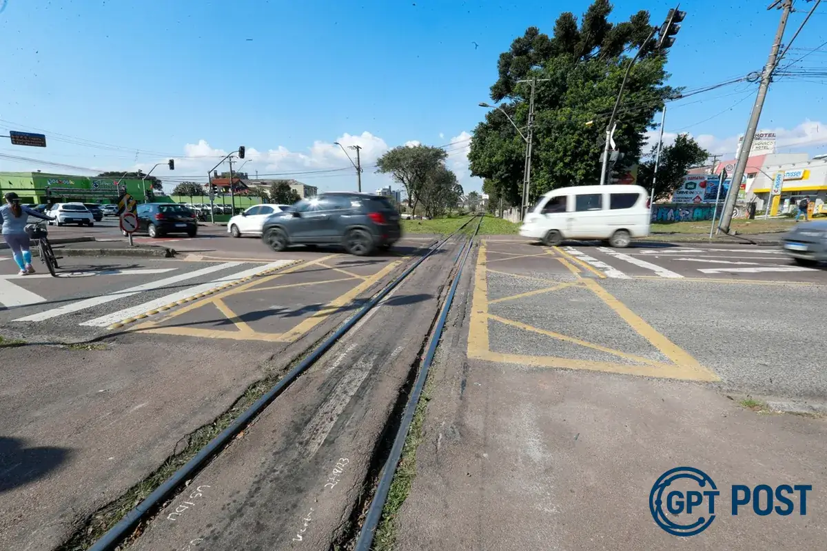 Imagem principal da notícia: Cancelas em Curitiba: Discussão Sobre Segurança nos Cruzamentos com a Linha Férrea