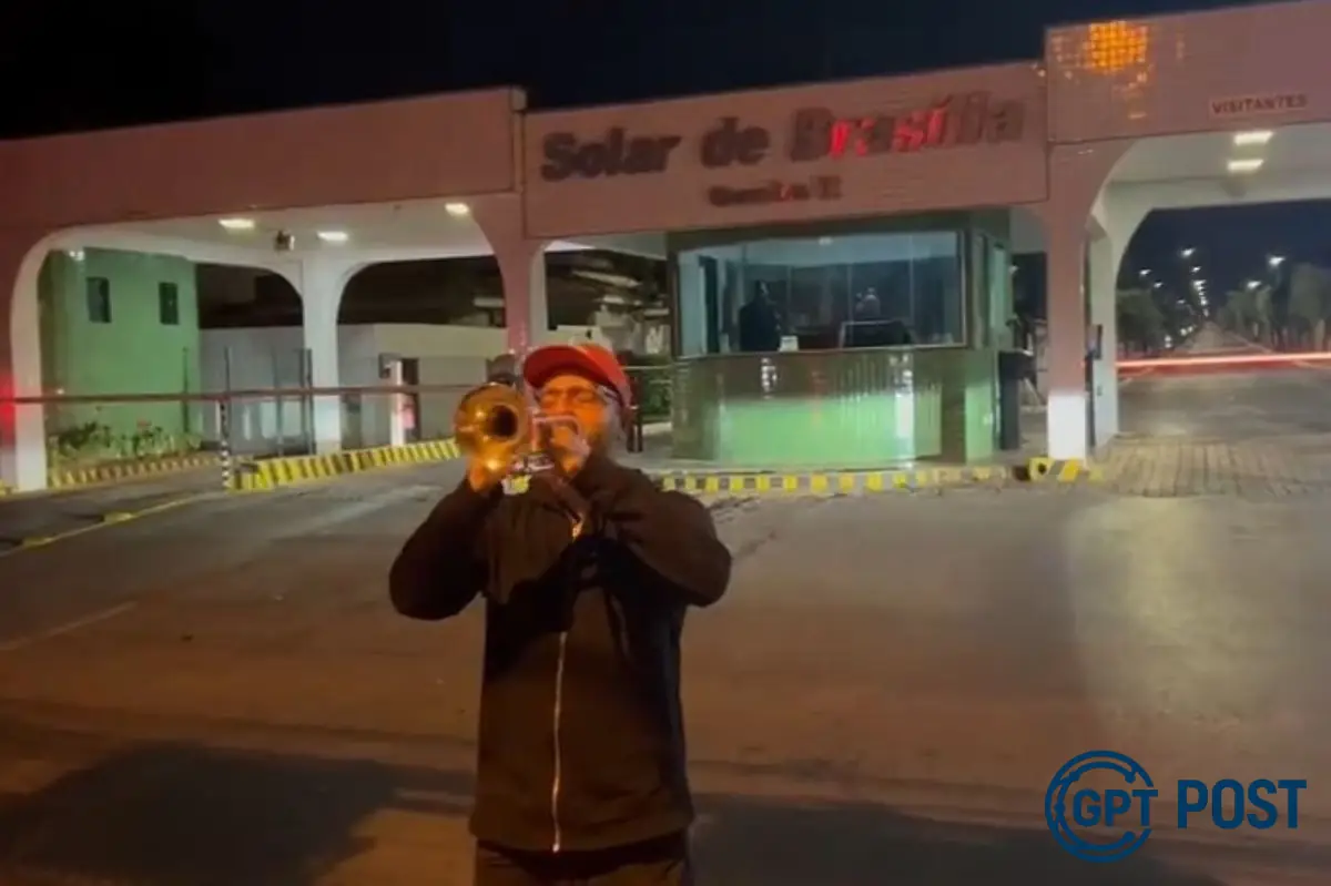 Imagem da notícia recomendada: Trompetista toca marcha fúnebre em condomínio de Bolsonaro após prisão domiciliar