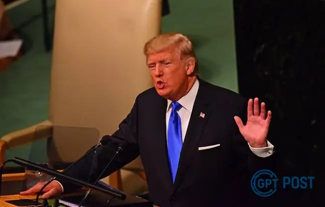 Imagem principal da notícia: Trump lança tarifas de 25% sobre produtos da Índia, acirrando tensões comerciais